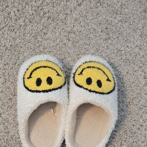 Kids Smiley Face Fuzzy Slippers - White and Yellow
